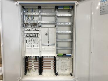 Hager Zählerschrank 2x eHZ Zählerfeld + 1x 3.HZ-TSG-Feld + 1xVerteilerfeld 5-reihig 1100mm mit APZ-Raum ZB33S (inkl. Datenschnittstelle und RJ45-Buchse)